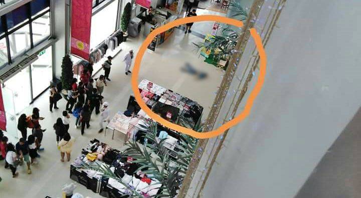 นาทีช็อก ชายคิดสั้นคว้า ด.ญ. แปลกหน้า โยนทิ้งจากชั้น 3 กลางห้าง ก่อนโดดตาม  